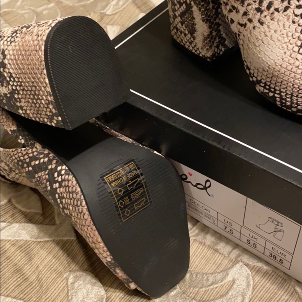 Shoes - Picture 3 of 7